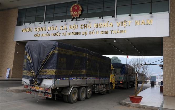 Hoạt động xuất nhập khẩu nhộn nhịp qua Cửa khẩu Quốc tế đường bộ số II Kim Thành (Lào Cai) trong những ngày đầu năm mới. Ảnh: Quốc Khánh/TTXVN