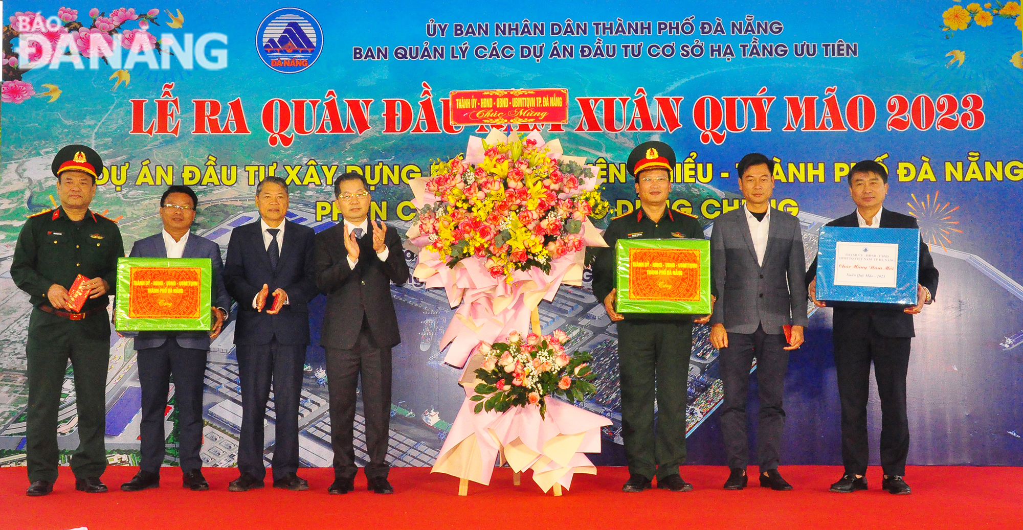 Bí thư Thành ủy Nguyễn Văn Quảng (thứ 4 từ trái sang) tặng quà cho đơn vị thi công, nhà thầu. Ảnh: 