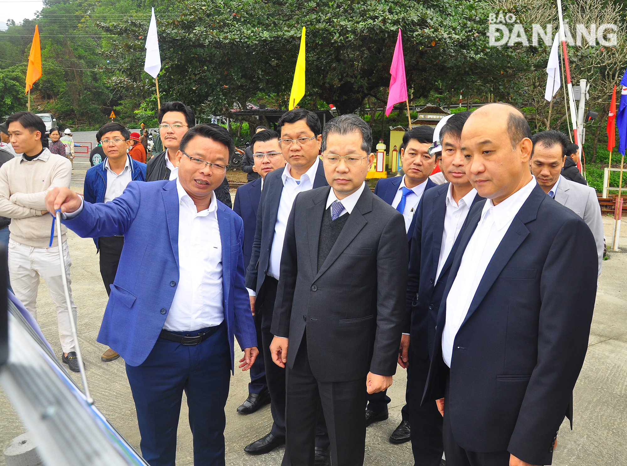 Bí thư Thành ủy Nguyễn Văn Quảng (thứ 2 từ trái sang) nghe báo cáo tiến độ dự án. Ảnh: 