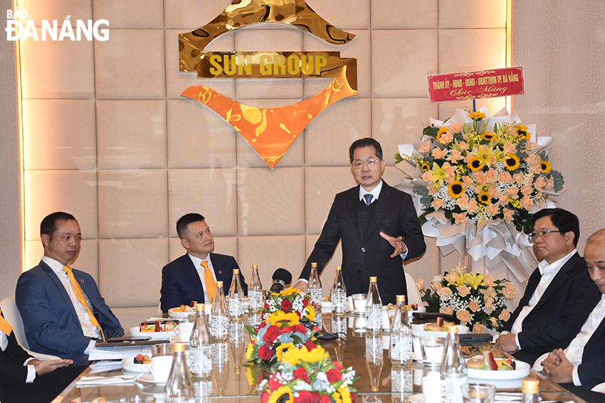 Bí thư thành ủy Nguyễn Văn Quảng phát biểu chỉ đạo tại buổi thăm và làm việc tại  Công ty CP Tập đoàn Mặt Trời. Ảnh: THU HÀ