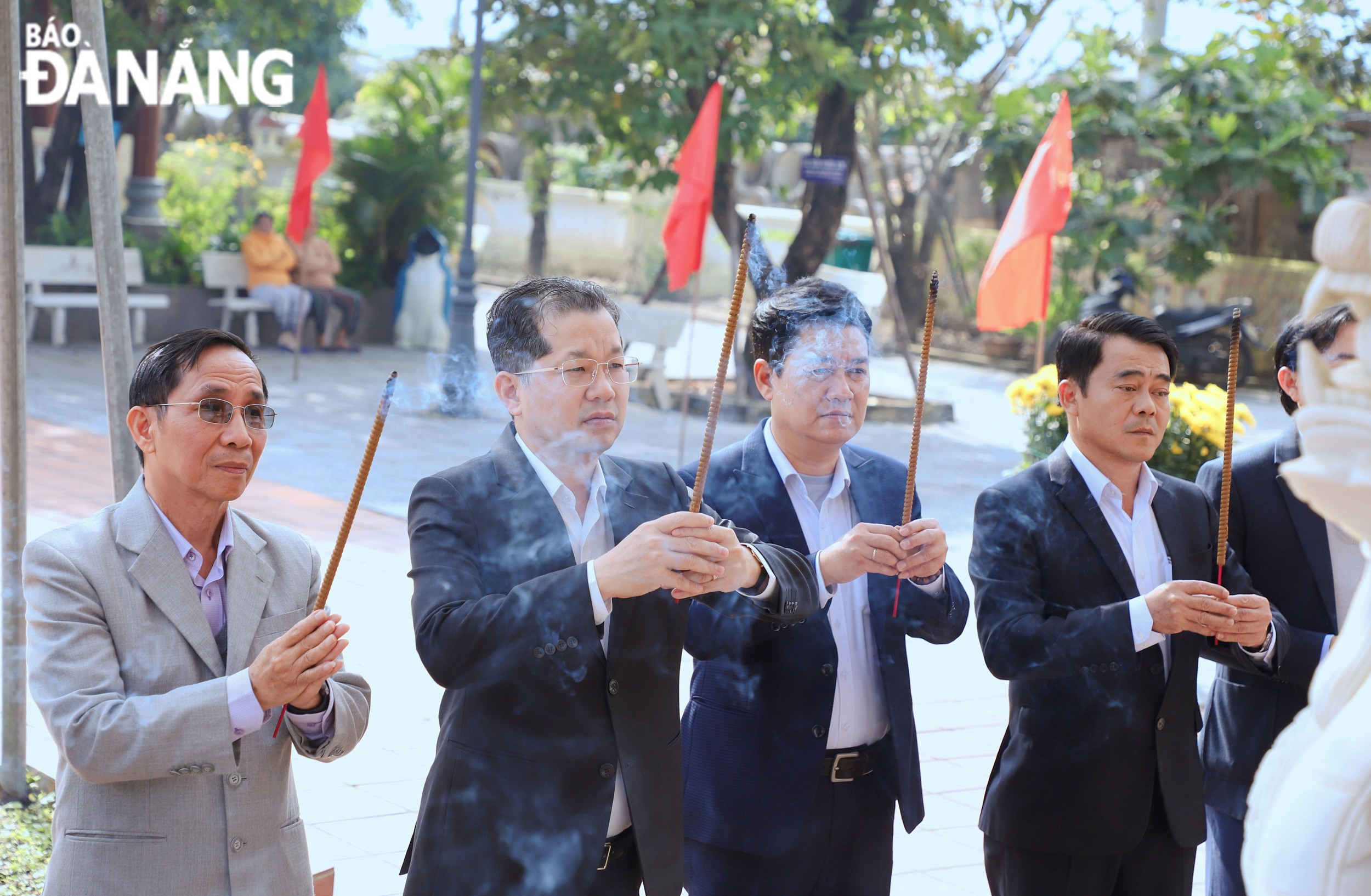 Bí thư Thành ủy Nguyễn Văn Quảng (thứ 2, từ trái sang) cùng lãnh đạo quận Liên Chiểu Khu căn cứ cách mạng B1 Hồng Phước (quận Liên Chiểu). Ảnh: NGỌC PHÚ