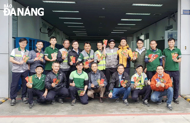 Công nhân, người lao động Công ty TNHH Nhà máy bia Heineken Việt Nam phấn khởi sau khi nhận lì xì đầu năm của doanh nghiệp. Ảnh: XUÂN HẬU
