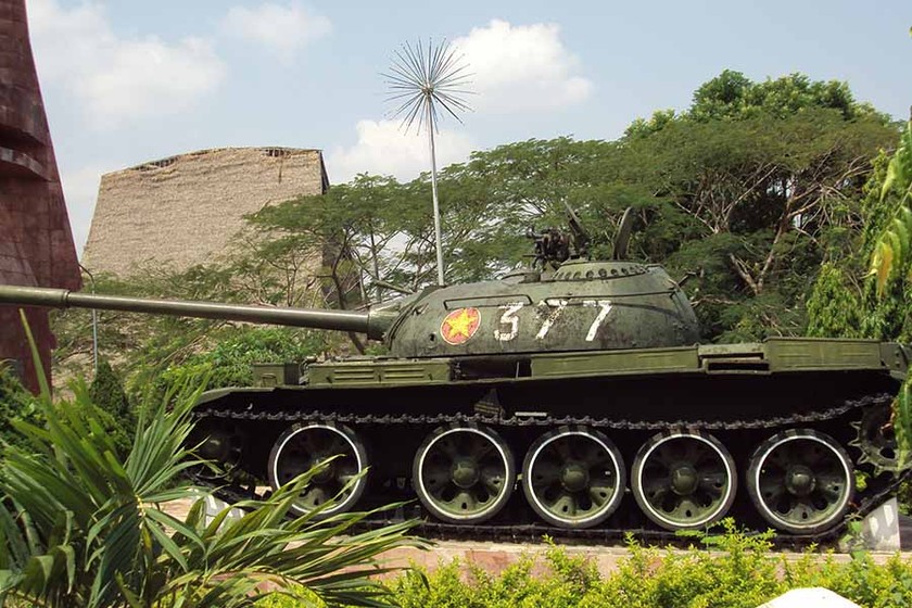 Xe tăng T59 số hiệu 377, niên đại năm 1972; hiện lưu giữ tại Ủy ban Nhân dân huyện Đăk Tô, tỉnh Kon Tum. (Nguồn: Báo Gia Lai)