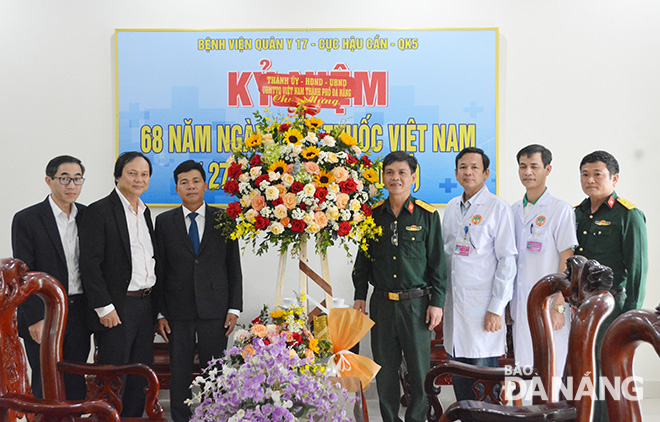 Thăm, chúc mừng cơ sở y tế nhân Ngày Thầy thuốc Việt Nam