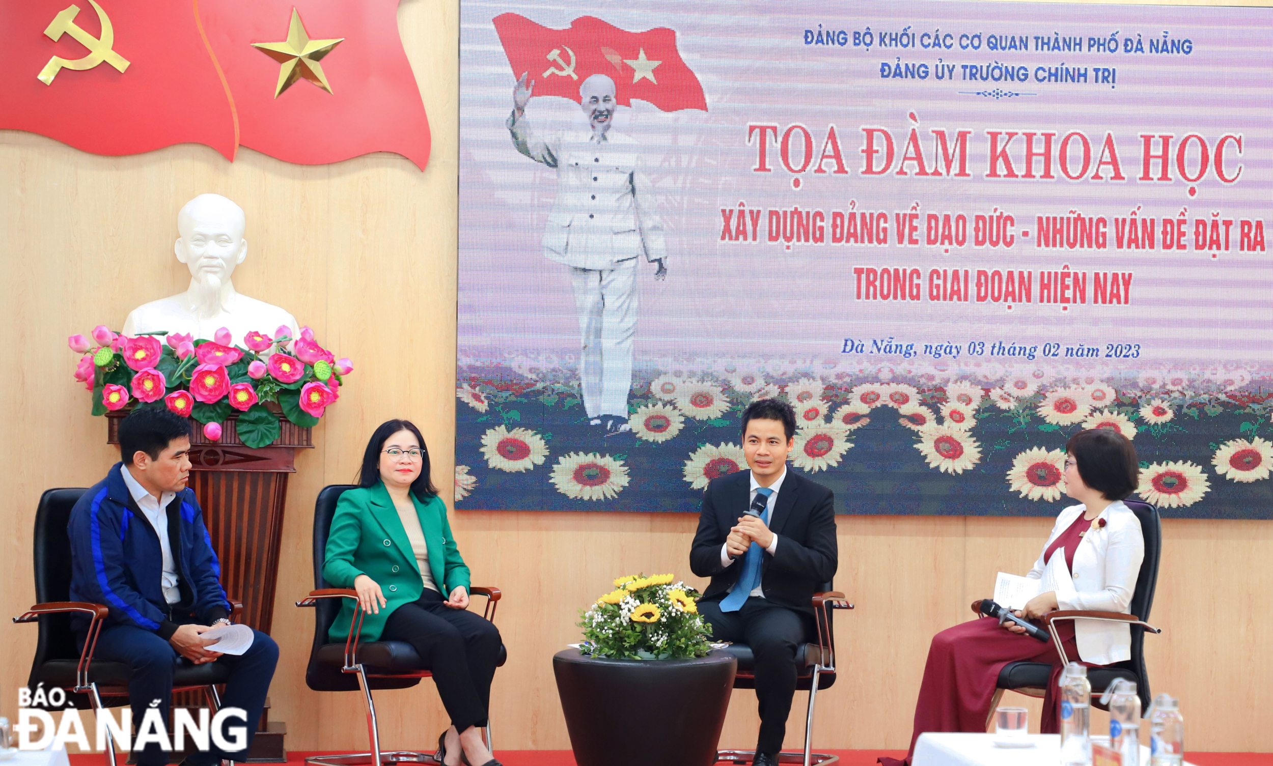 Tiến sĩ Nguyễn Đình Thuận chia sẻ tại buổi tọa đàm. Ảnh: NGỌC PHÚ
