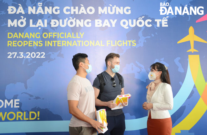 Trung tâm Xúc tiến du lịch Đà Nẵng thường xuyên tổ chức các sự kiện đón các đường bay mới, chào mừng du khách đến với Đà Nẵng. Trong ảnh: Nguyễn Thị Hoài An (ngoài cùng bên phải) trong sự kiện chào mừng đường bay quốc tế được mở lại hồi tháng 3-2022. Ảnh: THU HÀ