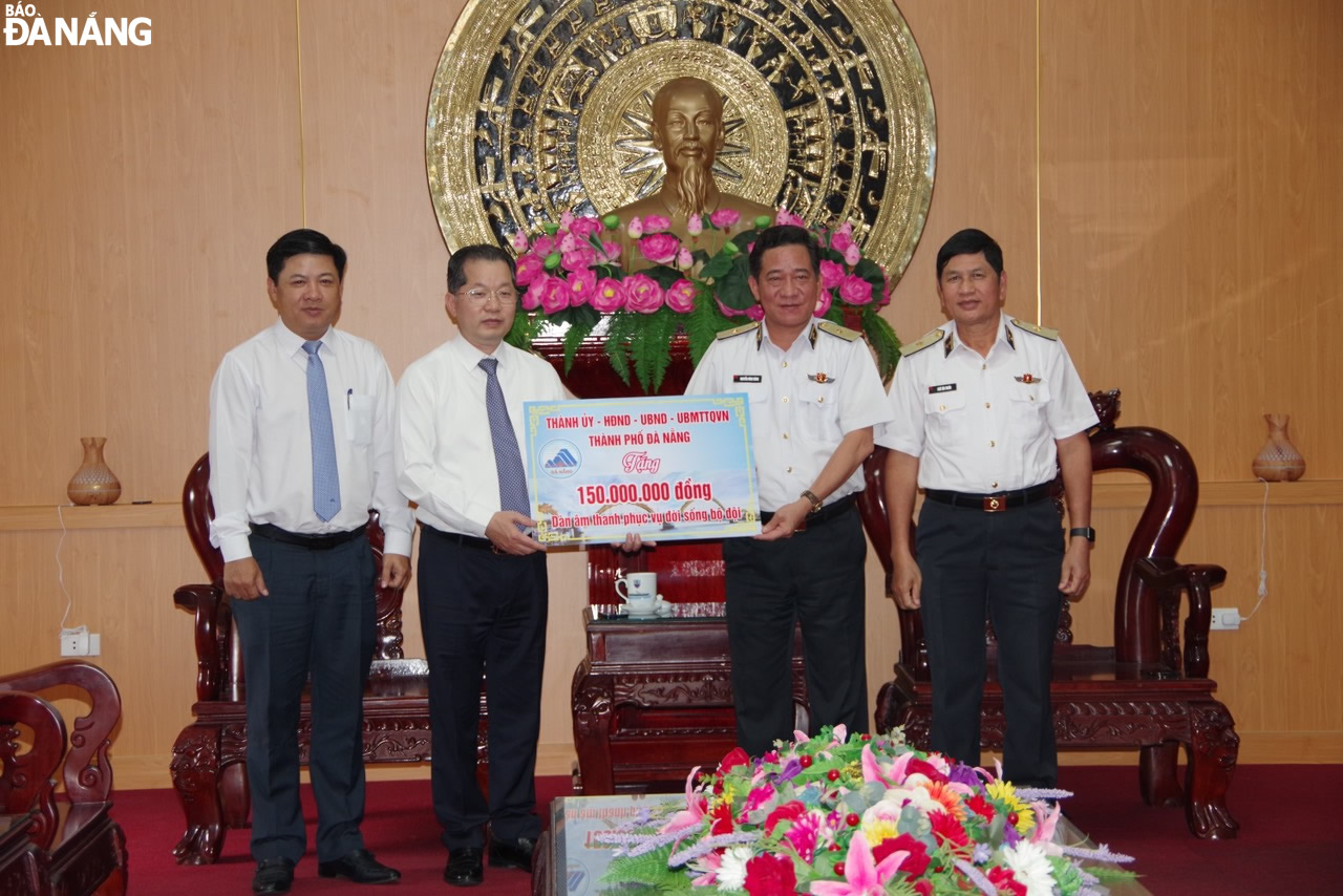 Đoàn công tác thành phố Đà Nẵng tặng biểu trưng thiết chế văn hóa phục vụ đời sống tinh thần cho cán bộ, chiến sĩ Vùng 4 Hải quân.