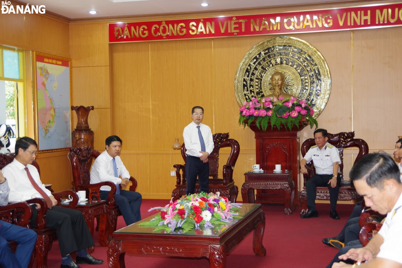 Bí thư Thành ủy Nguyễn Văn Quảng phát biểu chức mừng lãnh đạo Bộ Tư lệnh Vùng 4 Hải quân.