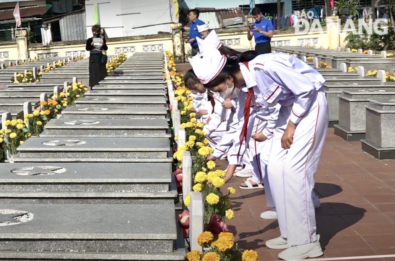 Các đoàn viên, hội viên trên địa bàn phường Hòa Thọ Đông (quận Cẩm Lệ) thắp hương tại nghĩa trang liệt sĩ Hòa Thọ. Ảnh: T.PHƯƠNG