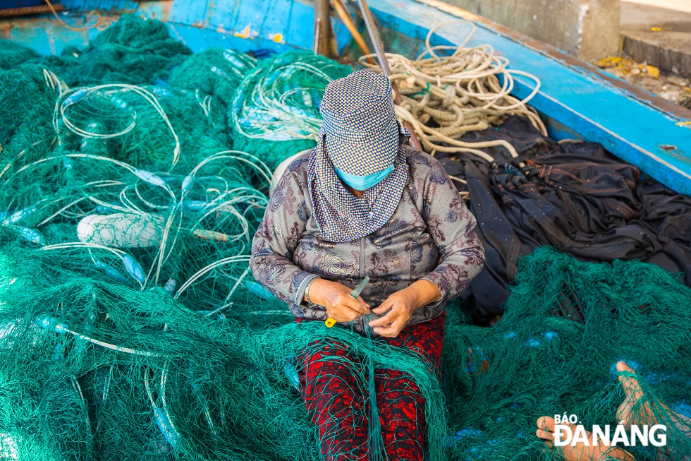 Theo ngư dân tại đây, thì việc chỉnh trang lại lưới đánh cá là rất quan trọng bởi khi lưới không chắc chắn và để tuột mất cá thì sẽ mang điềm báo không tốt trong năm mới.