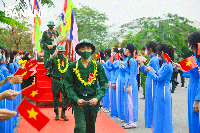 Thanh niên huyện Hòa Vang lên đường nhập ngũ năm 2022. Ảnh: XUÂN SƠN