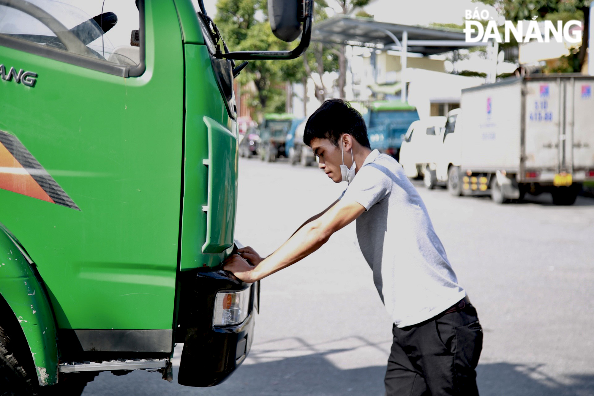 Nhiên viên kỹ thuật dịch vụ tại Trung tâm đăng kiểm xe cơ giới, cơ sở 1-43.01S (phường Hòa Minh, quận Liên Chiểu) đang kiểm tra sơ bộ cho xe trước khi đăng kiểm trong sáng 10-2. Ảnh: VĂN HOÀNG