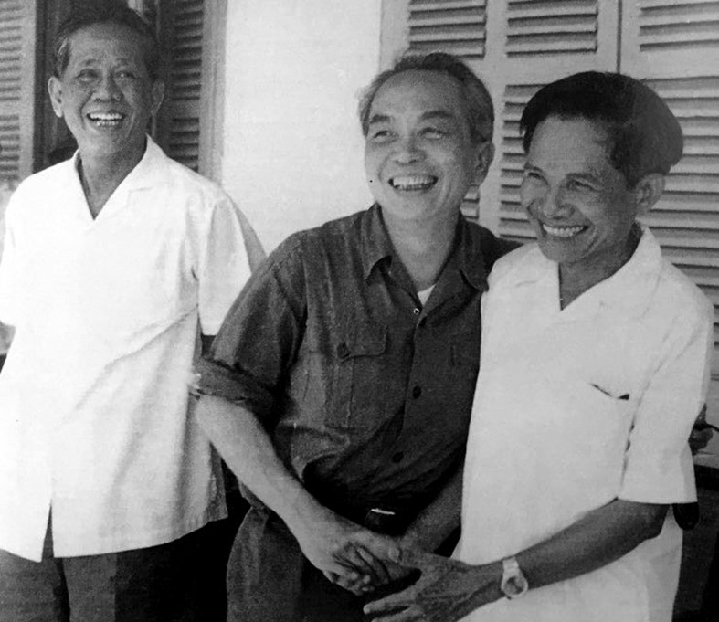 Đồng chí Hồ Nghinh (bìa phải) đón Tổng Bí thư Lê Duẩn và Đại tướng Võ Nguyên Giáp tại Đà Nẵng năm 1975. (Ảnh tư liệu)