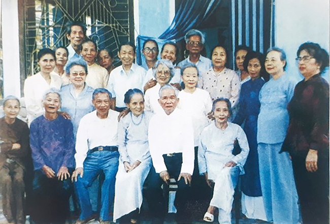 Đồng chí Hồ Nghinh (hàng đầu, thứ 5, bên trái sang) cùng các đồng chí lãnh đạo Tỉnh ủy gặp gỡ cán bộ hoạt động nội thành Đà Nẵng trước 1975. (Ảnh tư liệu)