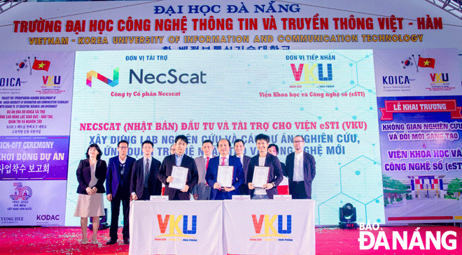 Trường Đại học Công nghệ Thông tin và Truyền thông Việt - Hàn (VKU), Đại học Đà Nẵng ký kết bản ghi nhớ hợp tác ba bên với Công ty CP Giáo dục NiX (NiXEducation) và Công ty CP NecScat (Nhật Bản). Ảnh: NGỌC HÀ