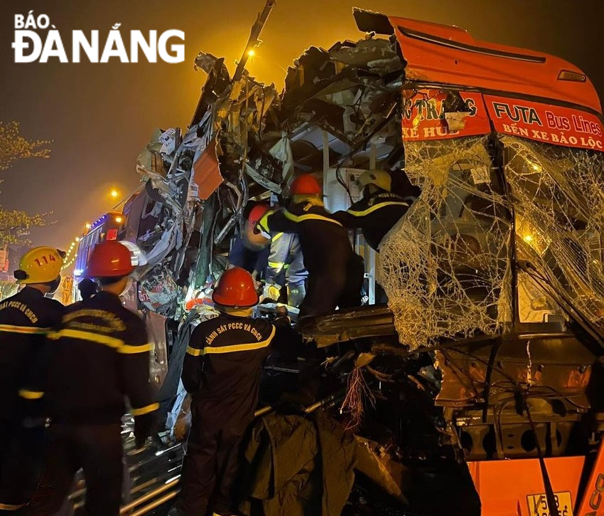 Lực lượng chức năng tỉnh Quảng Nam tham gia cứu nạn, đưa những người mắc kẹt trong xe ra ngoài. Ảnh: P.V