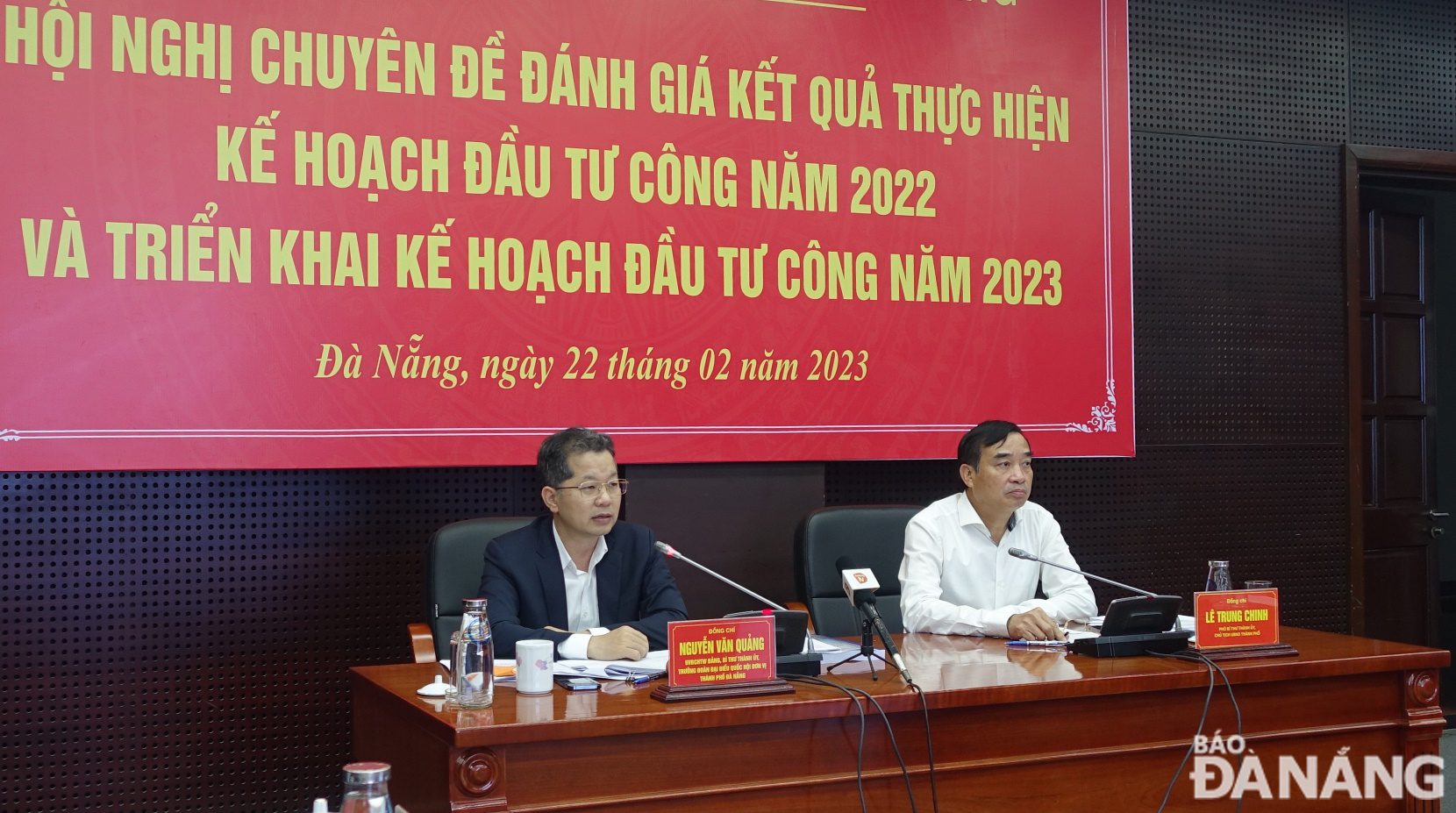 Bí thư Thành ủy Đà Nẵng Nguyễn Văn Quảng và Chủ tịch UBND thành phố Lê Trung Chinh đồng chủ trì hội nghị chuyên đề đánh giá kết quả thực hiện kế hoạch đầu tư công năm 2022 và triển khai kế hoạch đầu tư công năm 2023. Ảnh: HOÀNG HIỆP