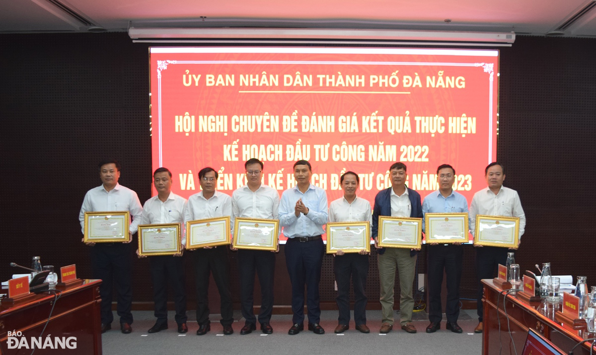 Phó Chủ tịch Thường trực UBND thành phố Hồ Kỳ Minh trao bằng khen của Chủ tịch UBND thành phố cho 8 cá nhân có thành tích xuất sắc trong công tác đền bù giải tỏa các dự án trên địa bàn thành phố trong năm 2022.