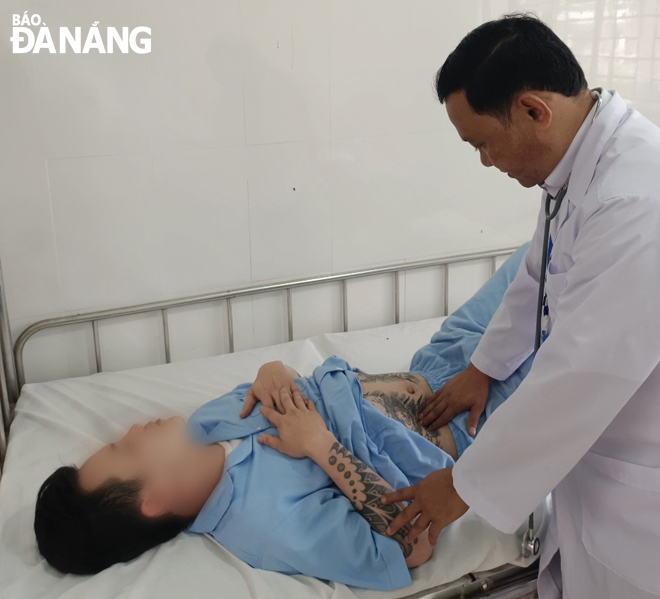 Bác sĩ Lương Văn Dũng ngày ngày chăm sóc cho các bệnh nhân tại Cơ sở xã hội Bầu Bàng.