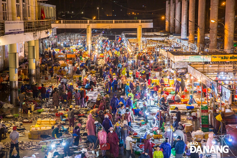 Chợ cá Thọ Quang đông nghịt người vào những ngày cuối tháng 2-2023.