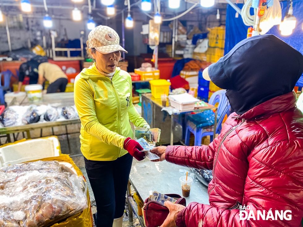 Lượng mua hải sản tại chợ cá Thọ Quang hiện tại tăng vọt so với những ngày đầu năm.