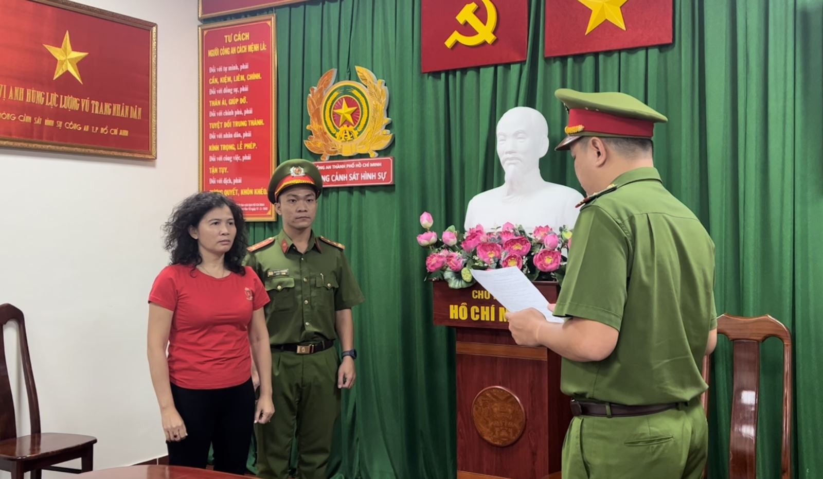 Công an TP Hồ Chí Minh đọc lệnh bắt bị can Đặng Thị Hàn Ni tối 25-2. Ảnh Công an TP Hồ Chí Minh cung cấp