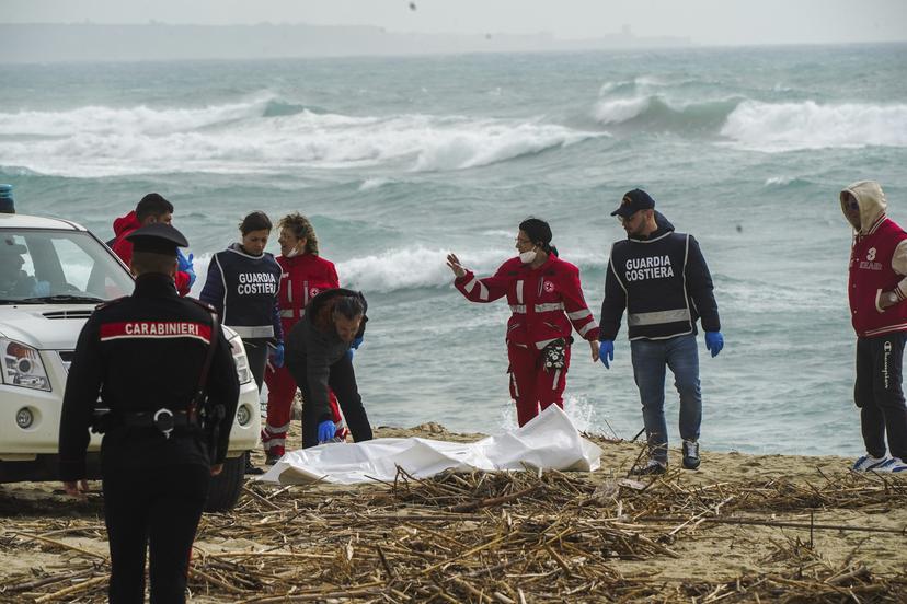 Lực lượng chức năng thực hiện nhiệm vụ cứu hộ sau vụ chìm thuyền chở người di cư ngoài khơi bờ biển miền nam nước Ý. Ảnh: AP	
