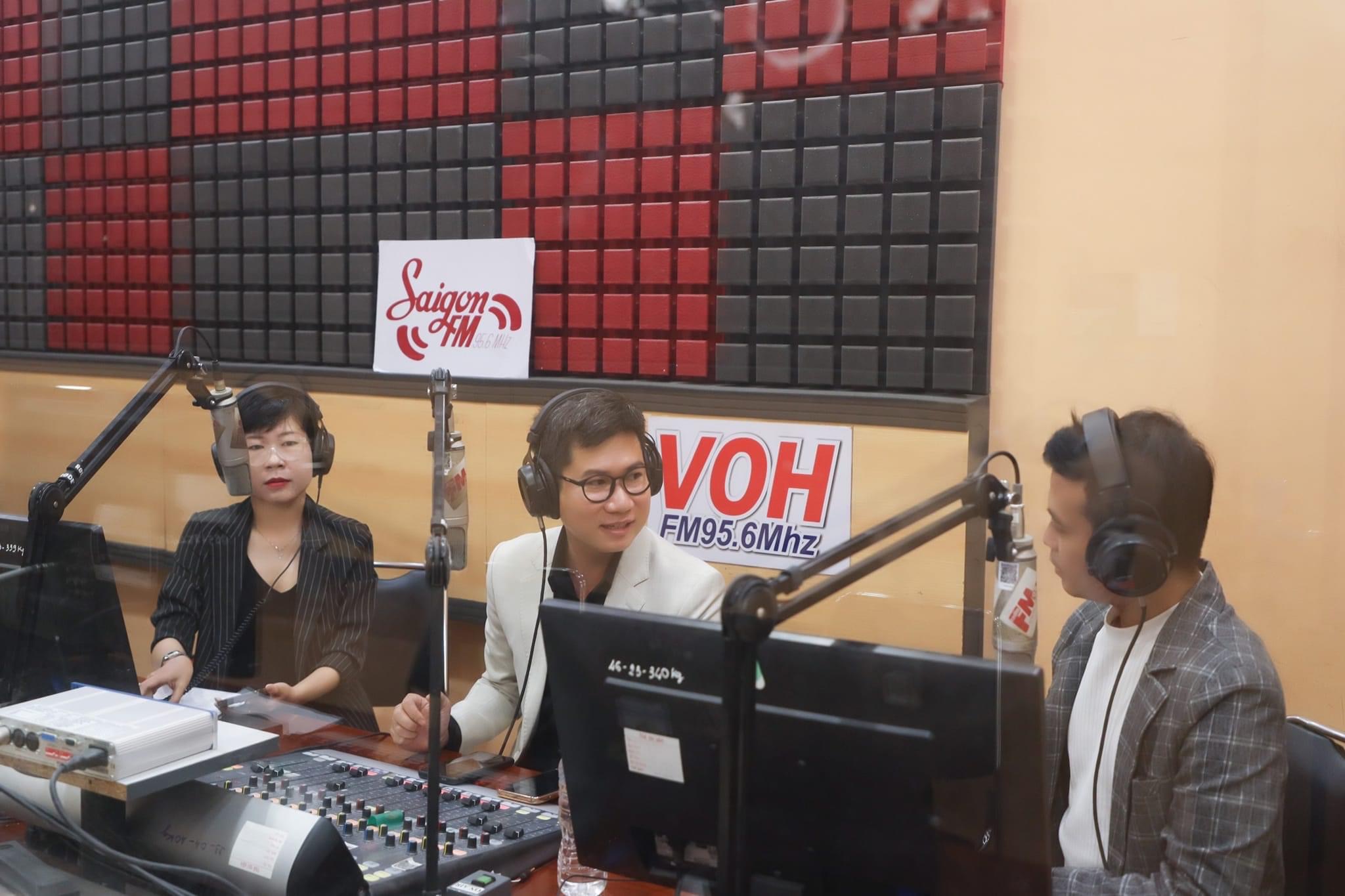 BTV - MC Thanh Hùng tại phòng thu đài VOH trong buổi talkshow Cà phê sáng, trực tiếp trên kênh FM 95.6 MHz. Ảnh: NVCC