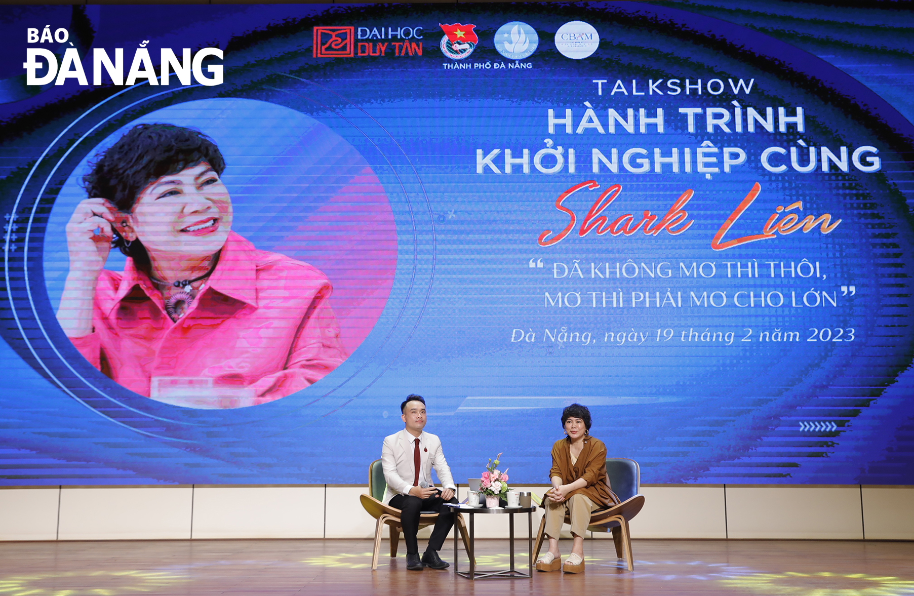 Bà Đỗ Thị Kim Liên (Shark Liên) trong buổi Talkshow “Hành trình khởi nghiệp” tại Trường Đại học Duy Tân. Ảnh: T.V