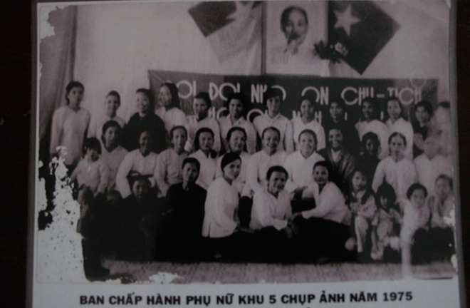 Bức ảnh chụp Ban Chấp hành Hội Liên hiệp Phụ nữ Giải phóng Khu 5 năm 1975, trước khi giải thể.