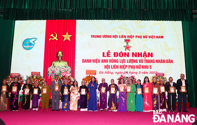 Phó Chủ tịch nước Võ Thị Ánh Xuân tặng quà lưu niệm tri ân cán bộ, nhân viên Hội Liên hiệp Phụ nữ Giải phóng Khu 5. Ảnh: XUÂN DŨNG