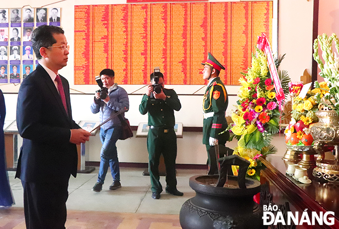 Bí thư Thành ủy Nguyễn Văn Quảng dân hương bày tỏ lòng thành kính, tri ân Đại tướng Võ Nguyên Giáp tại Bảo tàng Quân khu 5. Ảnh: XUÂN DŨNG