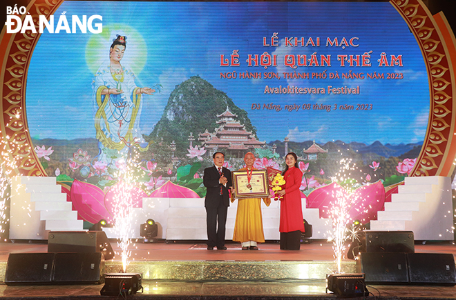 Tổ chức Kỷ lục Việt Nam trao chứng nhận kỷ lục cho độc bản 16 bức tranh sứ màu cẩn trên 4 tháp của chùa Quán Thế Âm.