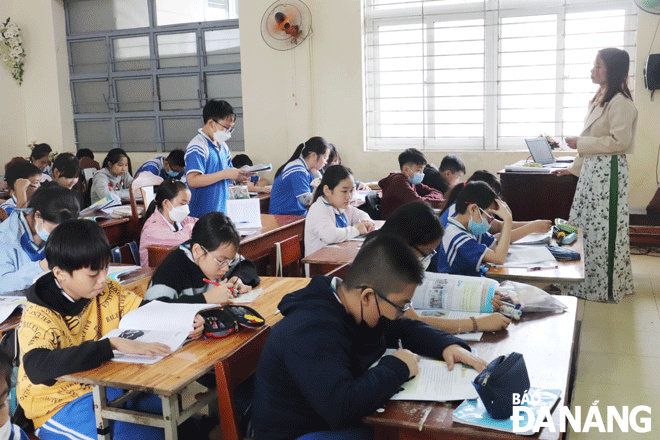 Học sinh Trường THCS Nguyễn Huệ (quận Hải Châu) trong giờ học môn giáo dục địa phương. Ảnh: N.H