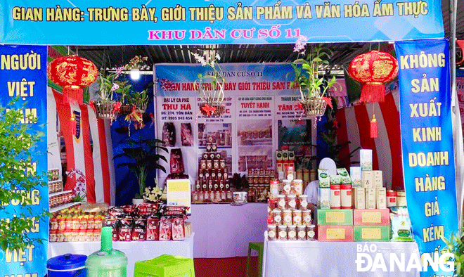 Các sản phẩm OCOP trên địa bàn quận Cẩm Lệ được bày bán tại phiên chợ hàng Việt. Ảnh: T.P	