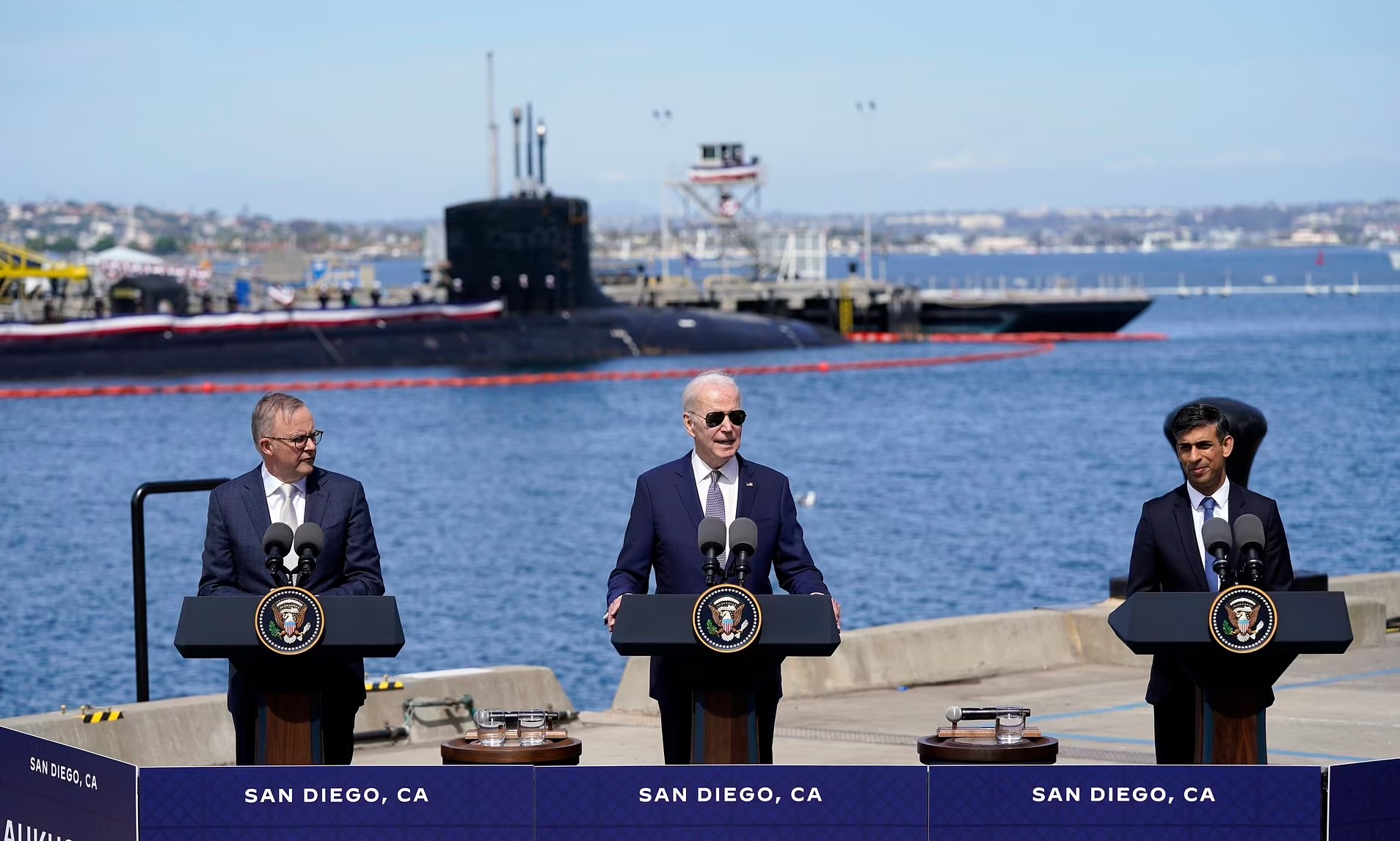 Tổng thống Mỹ Joe Biden (giữa), Thủ tướng Anh Rishi Sunak (bên phải) và Thủ tướng Úc Anthony Albanese tại căn cứ hải quân Point Loma ngày 13-3 tại San Diego (Mỹ). Ảnh: AP	