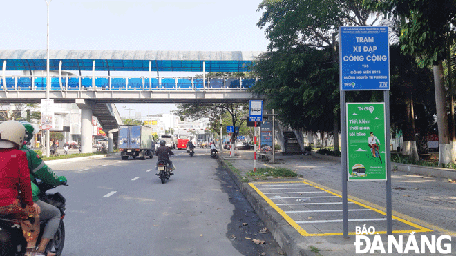 Điểm thử nghiệm mô hình xe đạp công cộng ở Đà Nẵng vừa hoàn thiện hạ tầng. Ảnh: T.L	