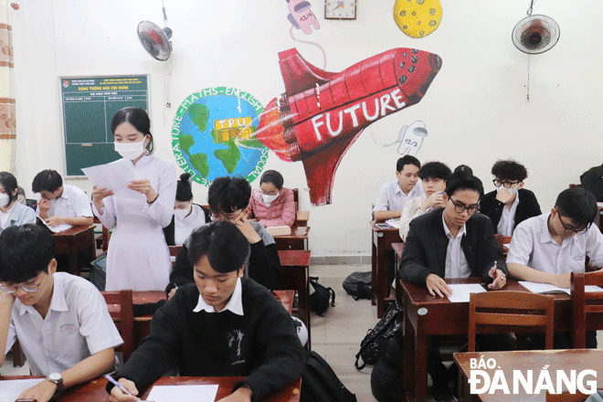 Các trường tăng cường hướng dẫn ôn tập cho học sinh trước kỳ thi tốt nghiệp THPT.  Trong ảnh: Một giờ học của học sinh Trường THPT Trần Phú. Ảnh: N.H
