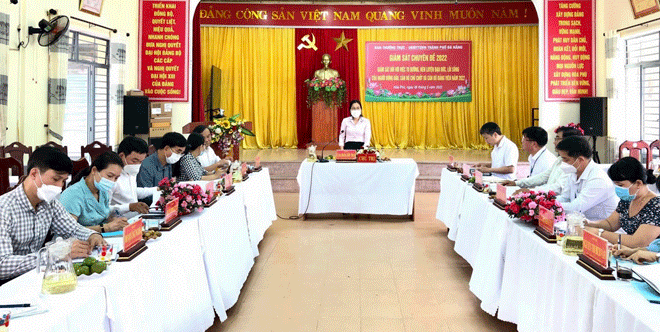 Ủy ban Mặt trận Tổ quốc Việt Nam thành phố tổ chức giám sát chuyên đề năm 2022 đối với việc tu dưỡng, rèn luyện đạo đức, lối sống của người đứng đầu, cán bộ chủ chốt và cán bộ, đảng viên tại xã Hòa Phú (huyện Hòa Vang). (Ảnh do Mặt trận thành phố cung cấp)