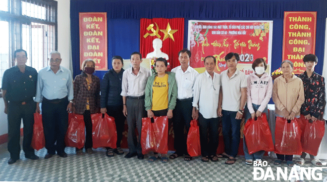 Ông Huỳnh Đăng Tâm (thứ 5, bên trái sang) trao quà cho người dân khó khăn tại khu dân cư 4B nhân dịp Tết Quý Mão 2023. Ảnh: X.H