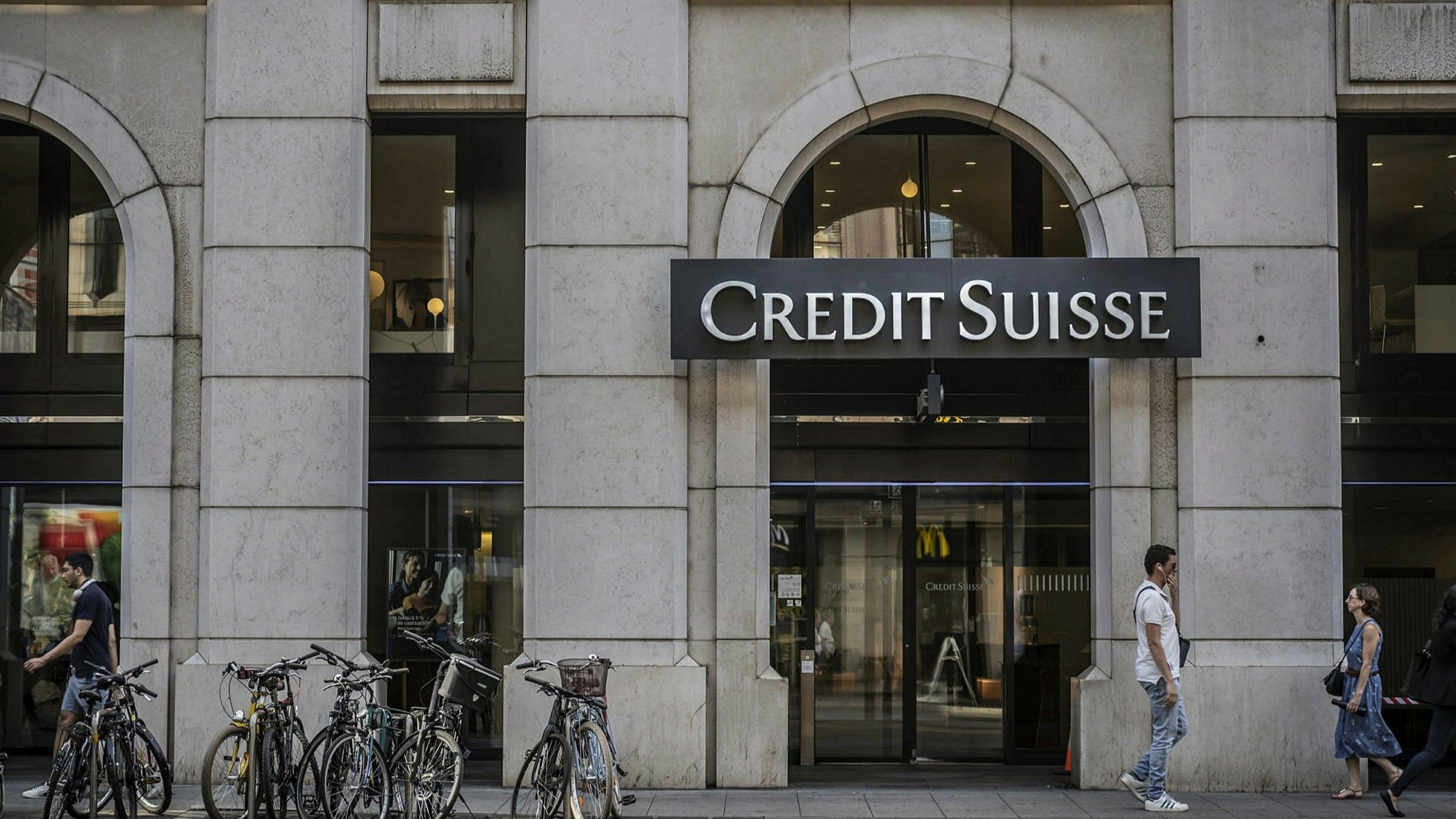 Ngân hàng Credit Suisse liên tục chịu tổn thất tài chính trong các năm qua trước khi đi tới “bước đường cùng” với khoản vay hơn 50 tỷ USD để duy trì hoạt động. Ảnh: Bloomberg