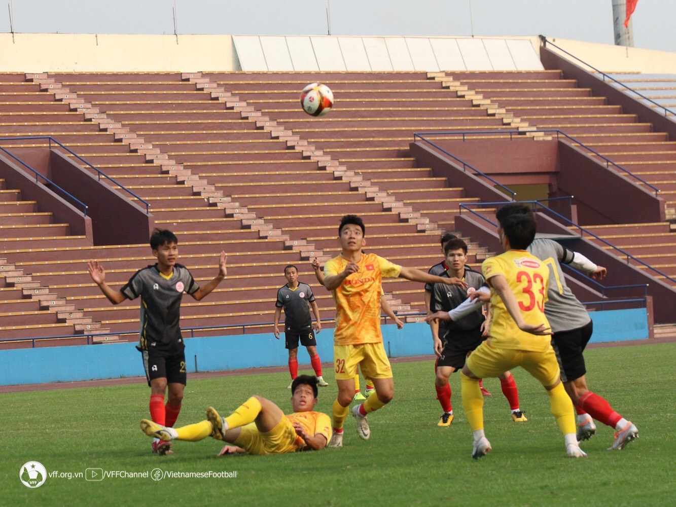 U23 Việt Nam (áo vàng) phải cọ xát với đối thủ yếu như CLB Phú Thọ. Ảnh: VFF	