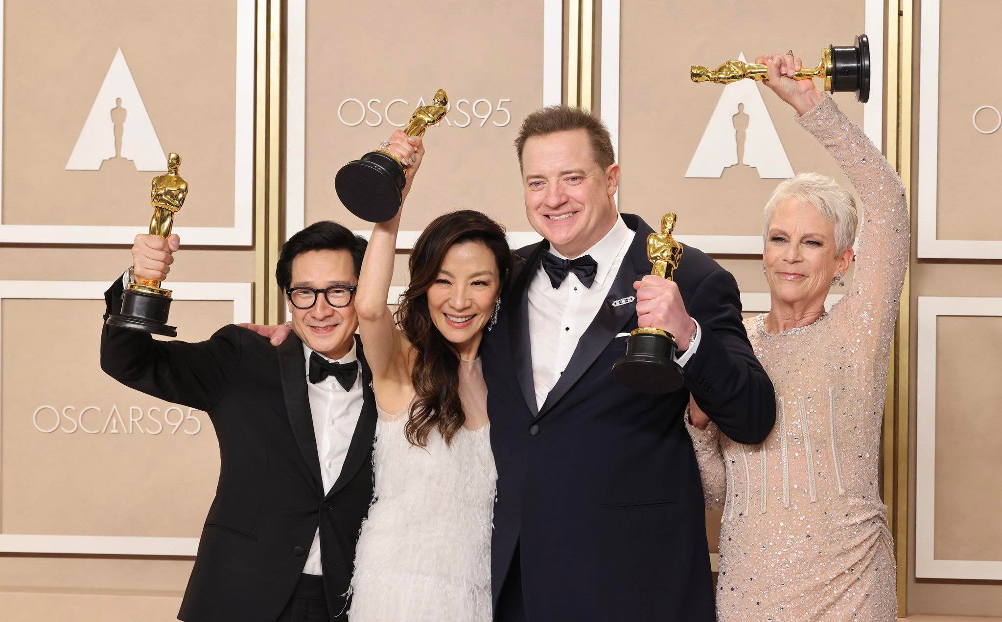 Diễn viên Dương Tử Quỳnh (thứ 2, trái sang) đoạt giải “Nữ chính xuất sắc nhất” tại giải Oscar năm 2023. Ảnh: Getty Images