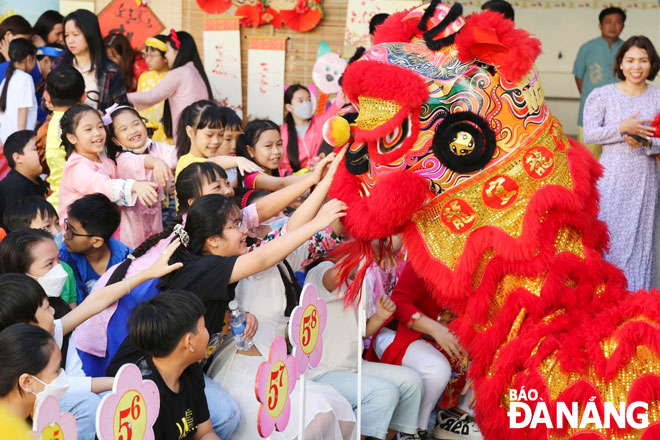 Trường Tiểu học Nguyễn Du thường xuyên tổ chức các hoạt động ngoại khóa với các trò chơi đầy ý nghĩa nhằm khơi dậy cho học sinh những cảm xúc tích cực để học tập tốt hơn. Ảnh: Đ.H.L