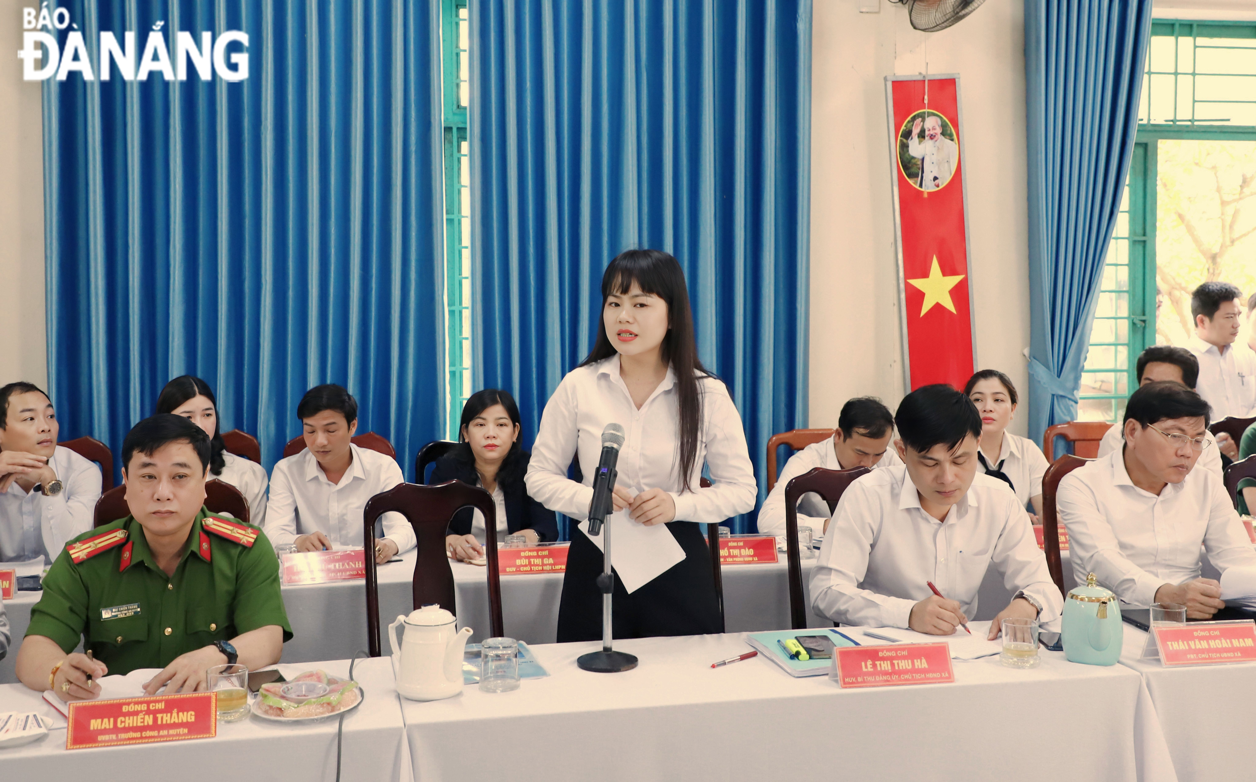 Bí thư Đảng ủy xã Hòa Bắc Lê Thị Thu Hà báo cáo tại buổi làm việc. Ảnh: NGỌC PHÚ