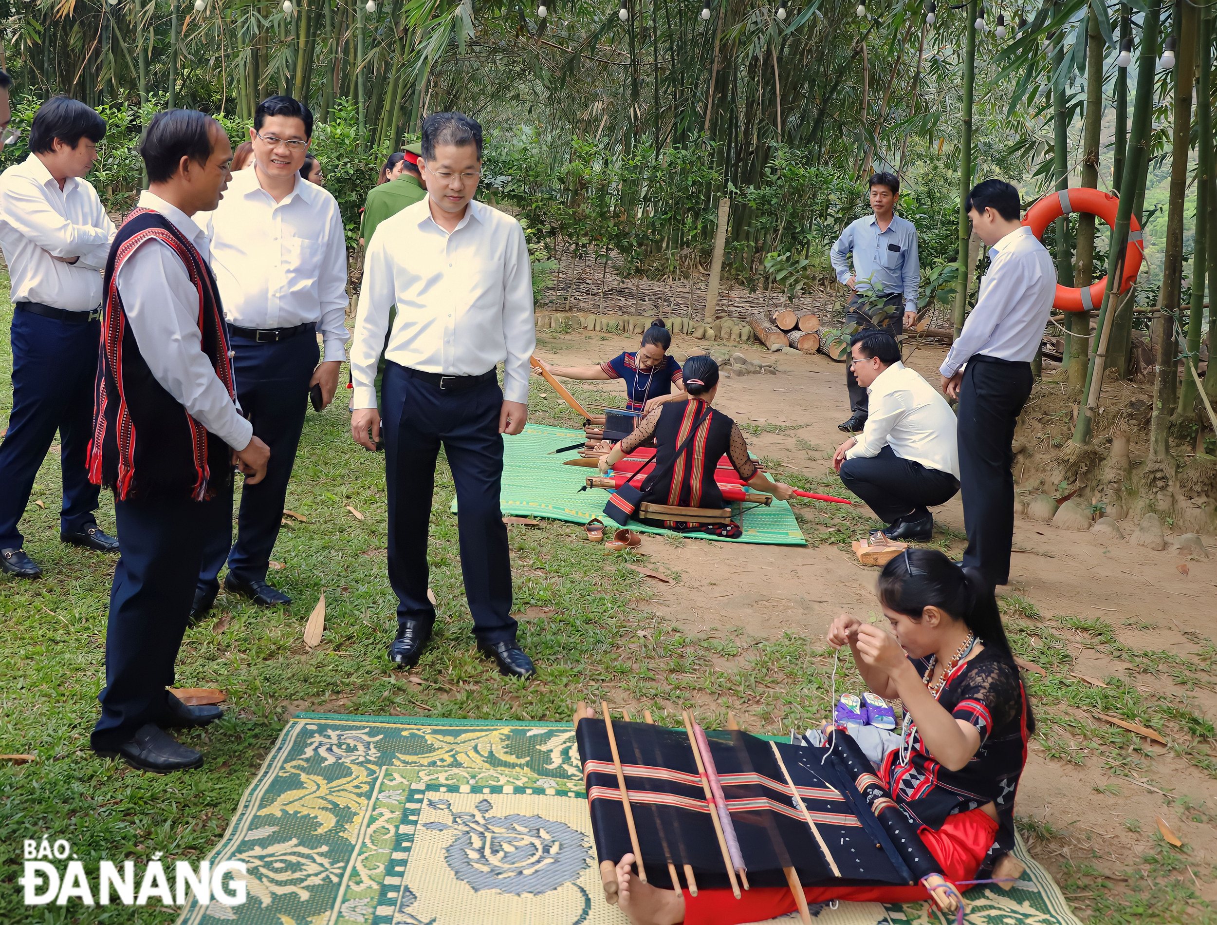 Bí thư Thành ủy Nguyễn Văn Quảng đến thăm mô hình du lịch sinh thái thôn Giàn Bí, xã Hòa Bắc . Ảnh: NGỌC PHÚ