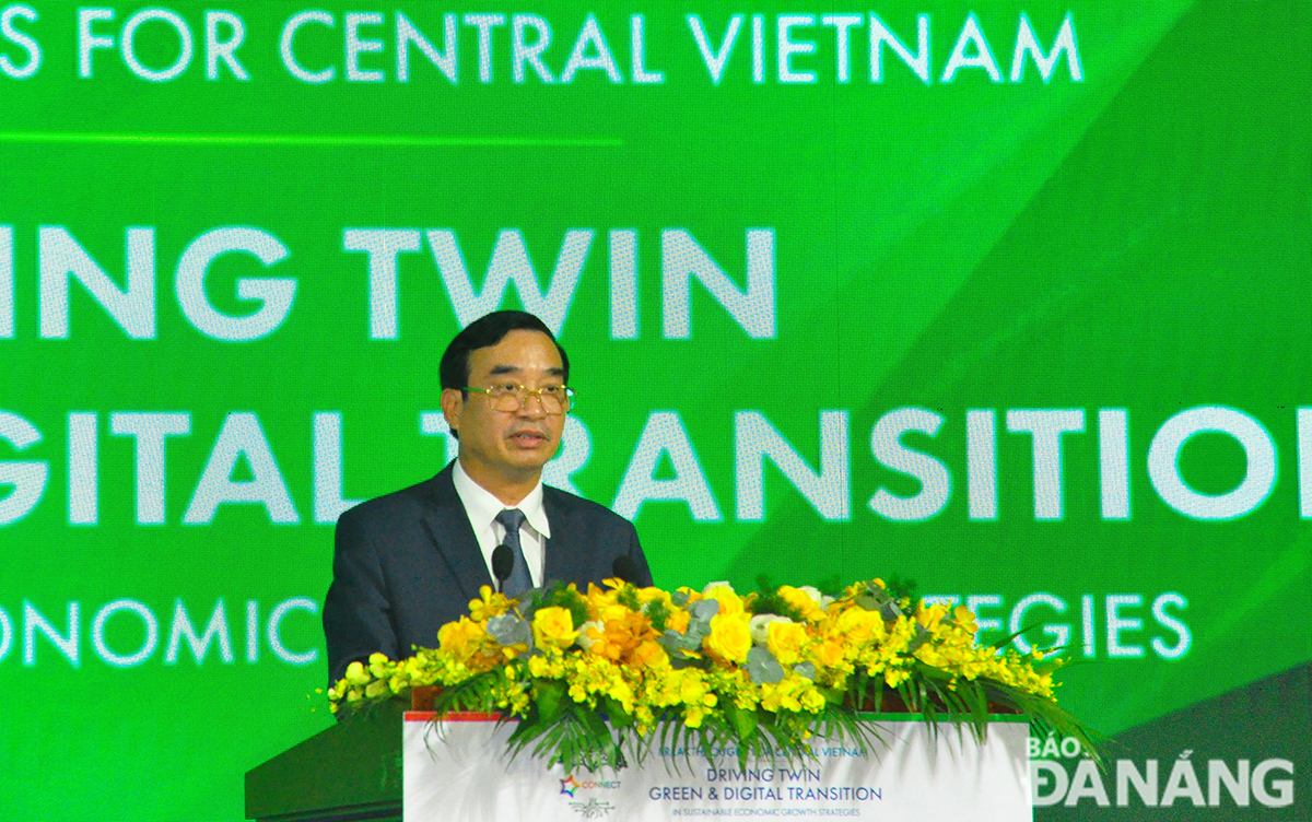 Chủ tịch UBND thành phố Lê Trung Chinh phát biểu tại Diễn đàn. Ảnh: THÀNH LÂN - VĂN HOÀNG