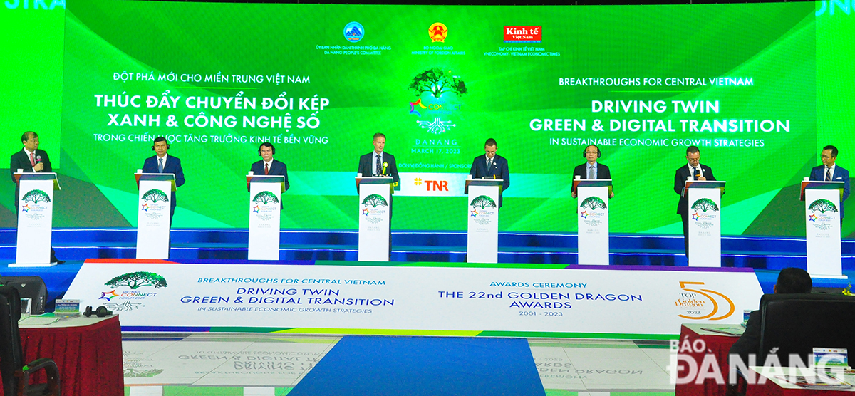 Phó Chủ tịch Thường trực UBND thành phố Hồ Kỳ Minh (thứ 2 từ trái sang) tham dự phiên thảo luận : Thúc đẩy chuyển đổi kép xanh và công nghệ số. Ảnh: THÀNH LÂN - VĂN HOÀNG