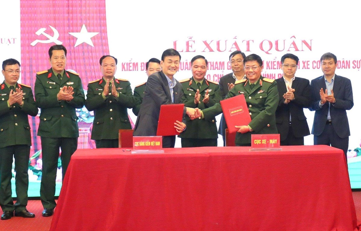 Cục Đăng kiểm Việt Nam tiếp nhận 40 kiểm định viên quân sự từ Cục Xe-Máy (Bộ Quốc phòng) tham gia hỗ trợ các trung tâm đăng kiểm xe cơ giới dân sự. Ảnh: Vietnam+