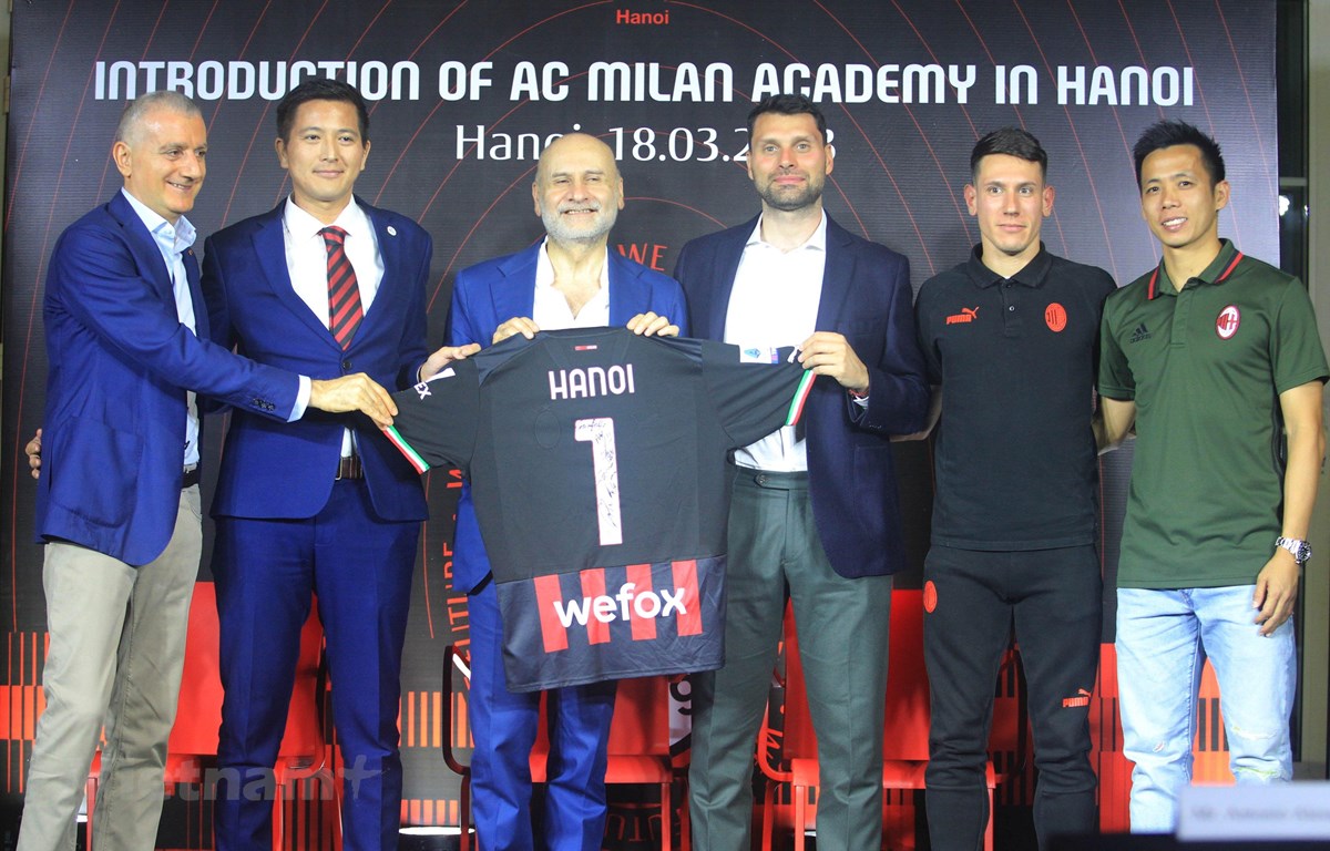 Học viện AC Milan Hà Nội được chính thức ra mắt bởi đại diện Câu lạc bộ AC Milan, lãnh đạo Đại sứ quán Italy tại Việt Nam. (Ảnh: PV/Vietnam+)
